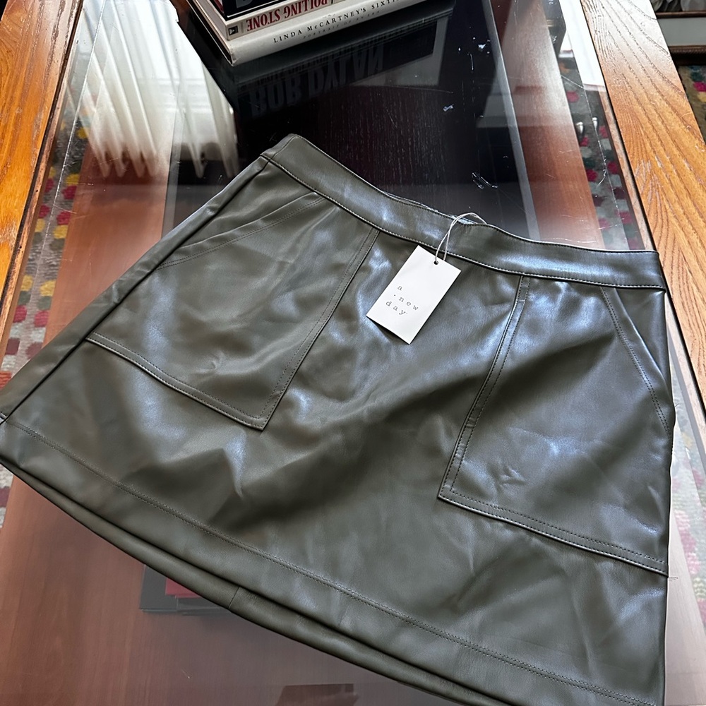 a new day Burgundy Faux Leather Mini Skirt sz XS 4 - Picture 2 of 12